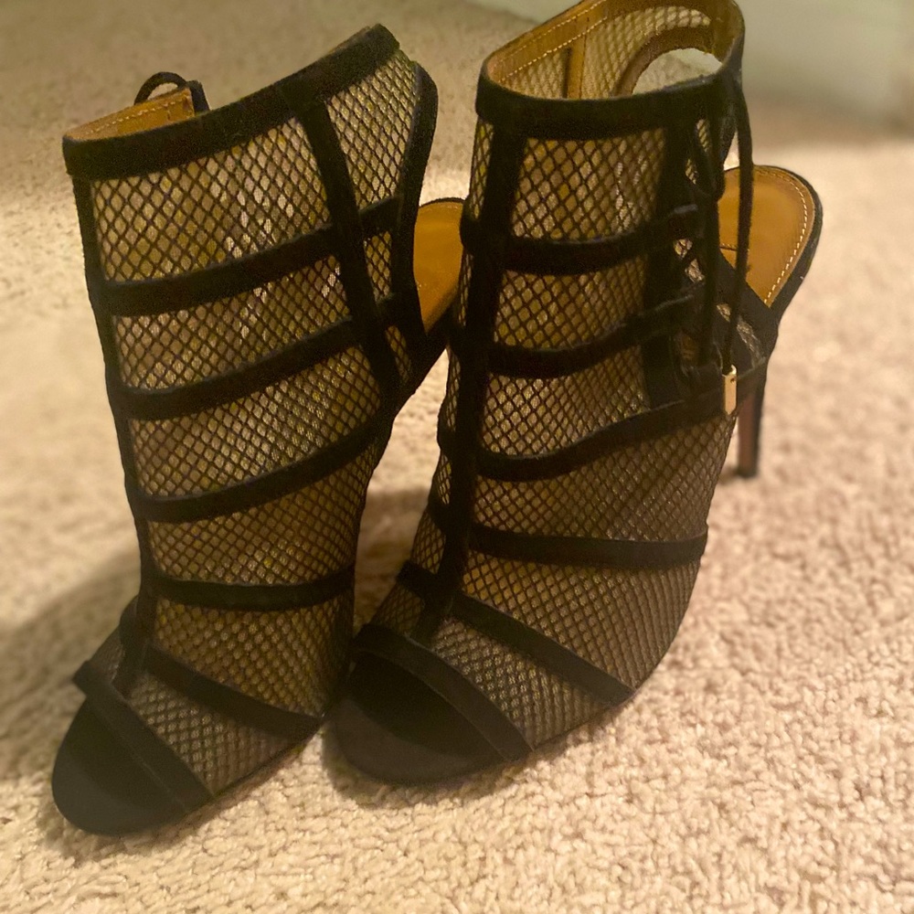 Sexy and sophisticated heels.🖤
